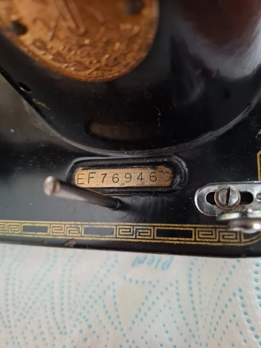 1950 Singer 201 electric sewing machine - Image 2