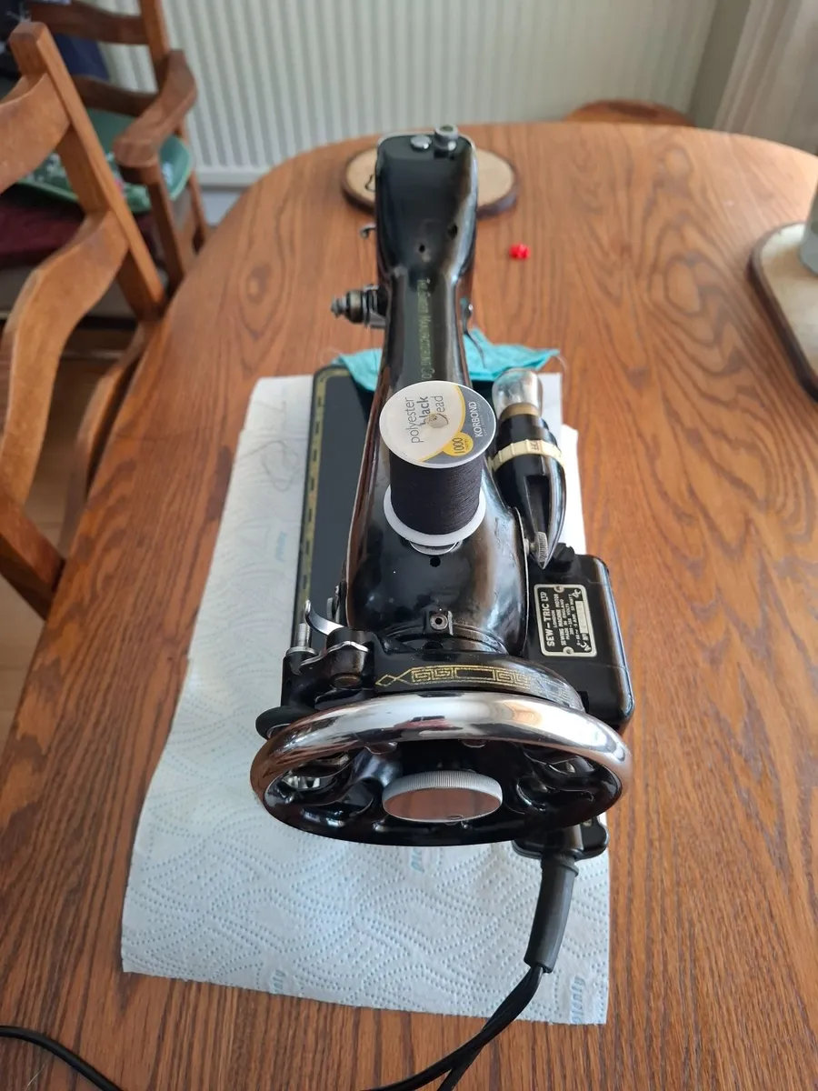 1950 Singer 201 electric sewing machine - Image 4
