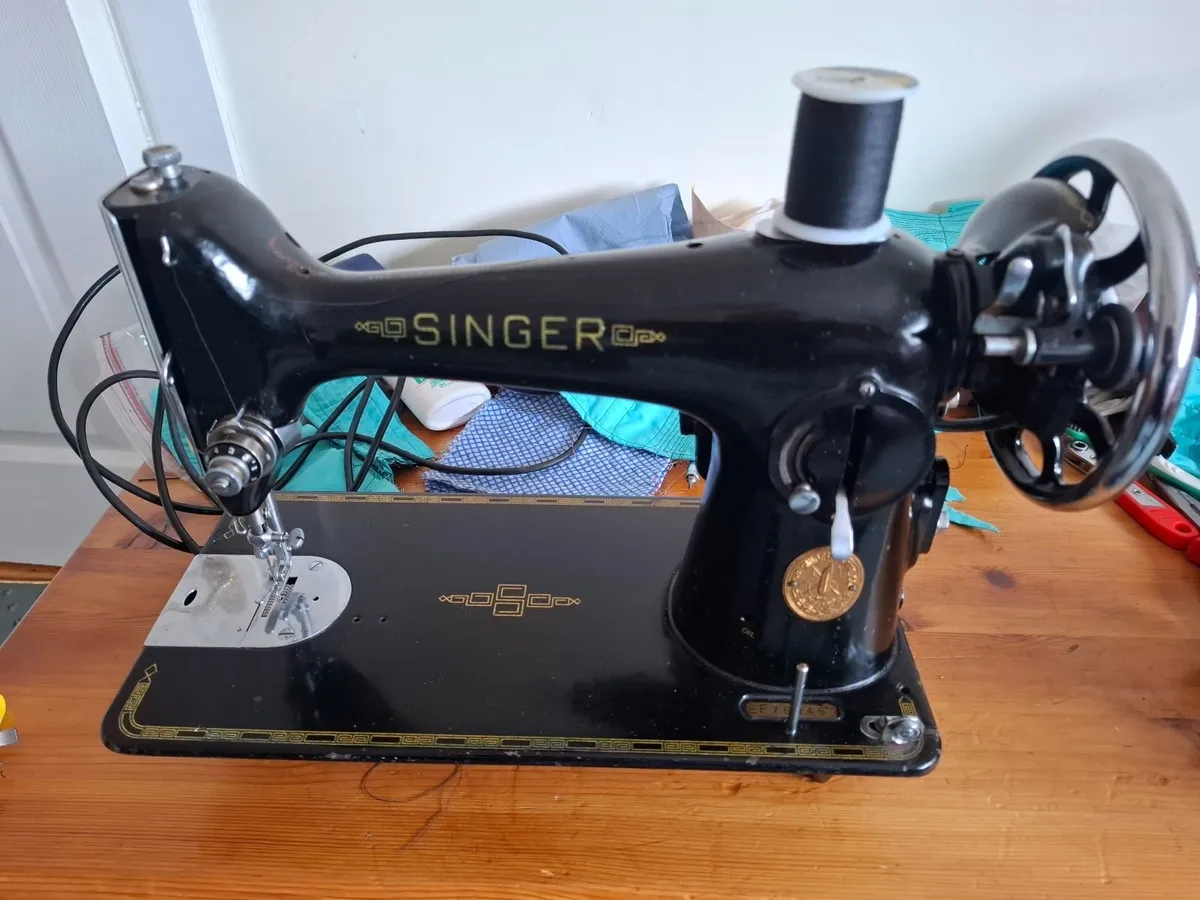1950 Singer 201 electric sewing machine - Image 1