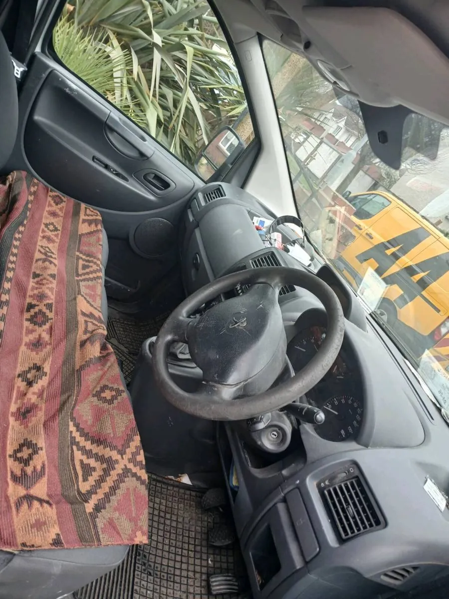 Van Peugeot Expert - Image 2