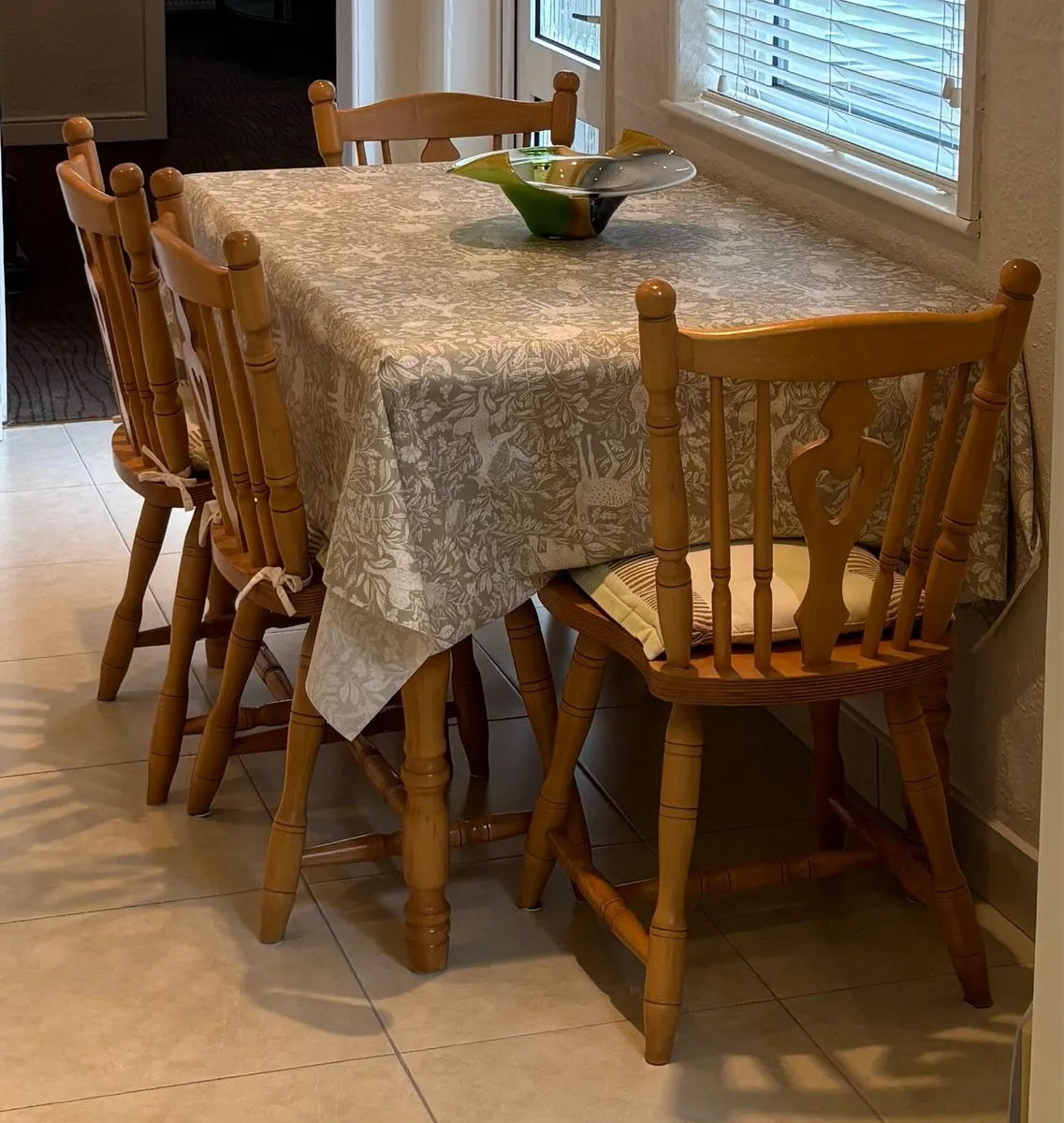 Pine Kitchen Table and 4 x Chairs - Image 3