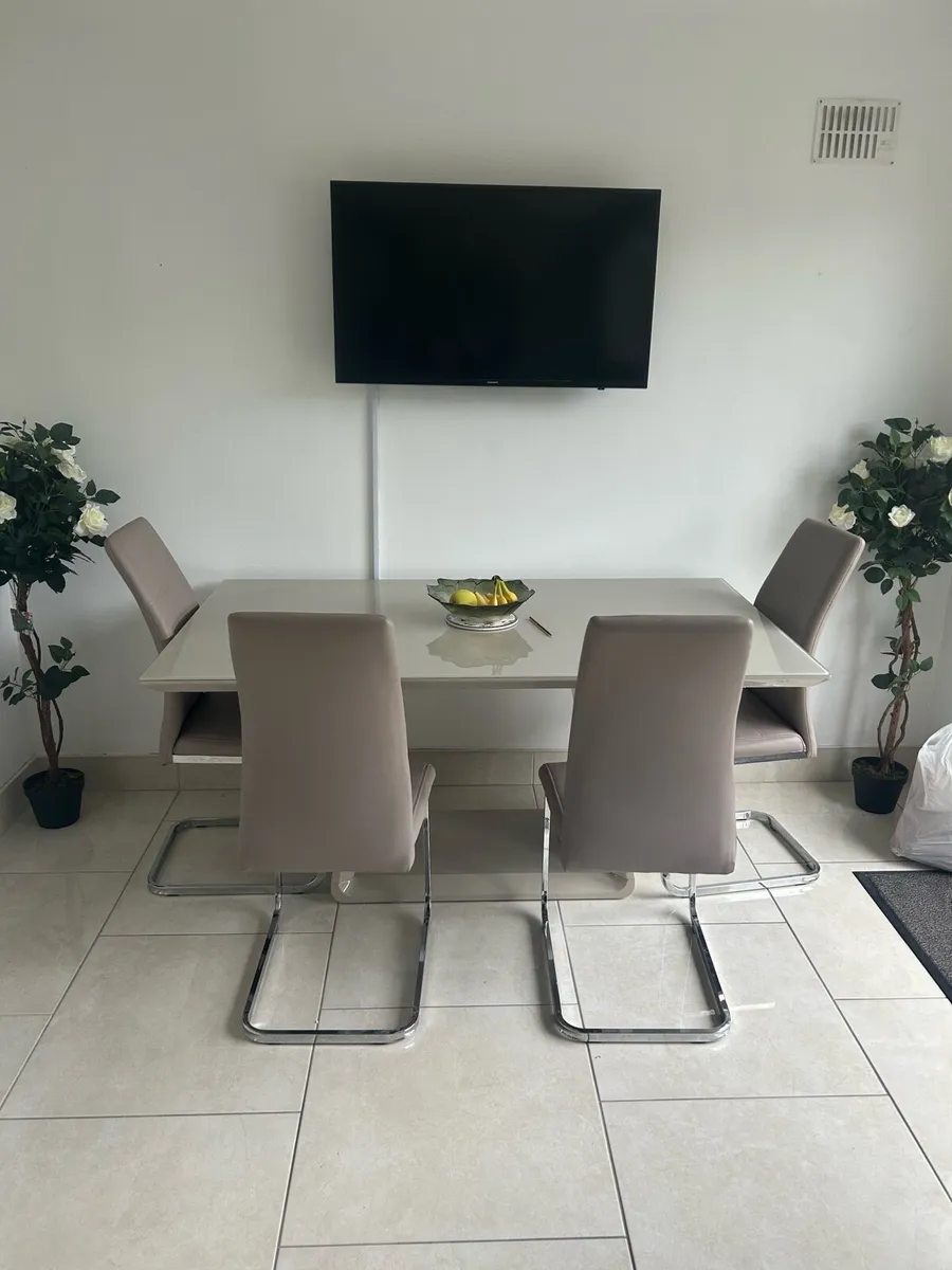 Kitchen table & chairs - Image 1