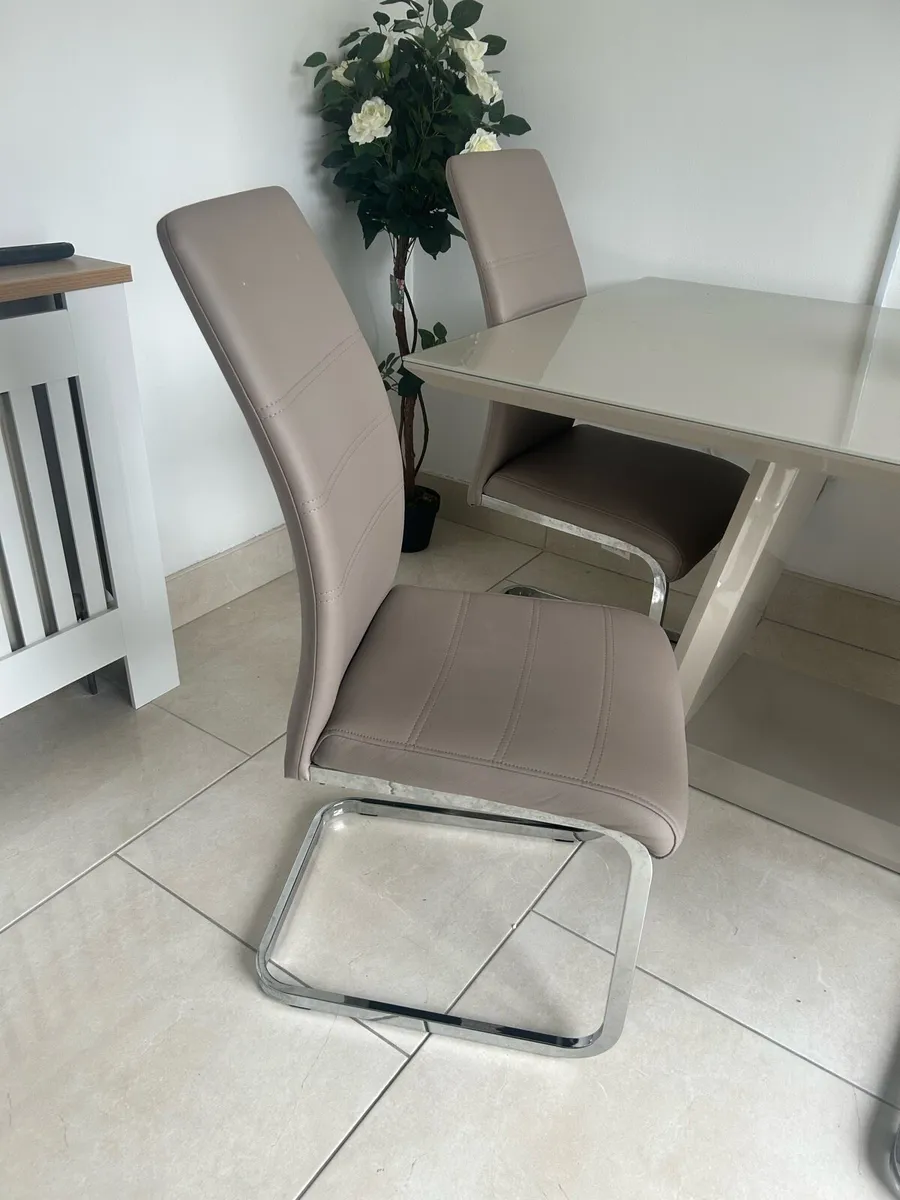 Kitchen table & chairs - Image 2