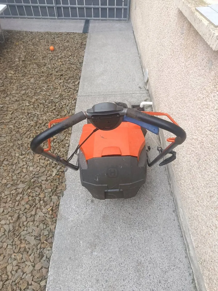 Husqvarna Push Lawnmower Petrol LC48V model - Image 2