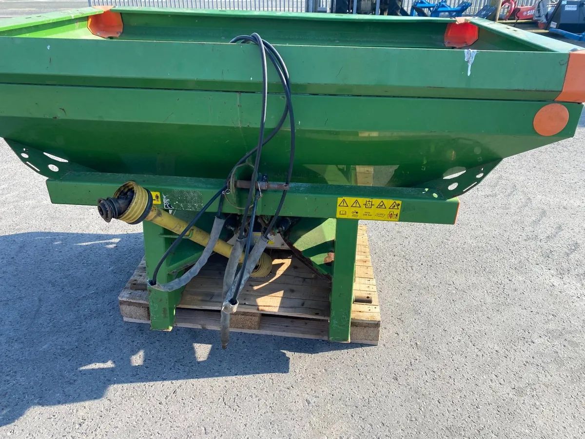 Used Amazone ZAX 902 fertilizer spreader - Image 2