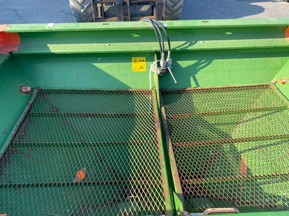 Used Amazone ZAX 902 fertilizer spreader - Image 3