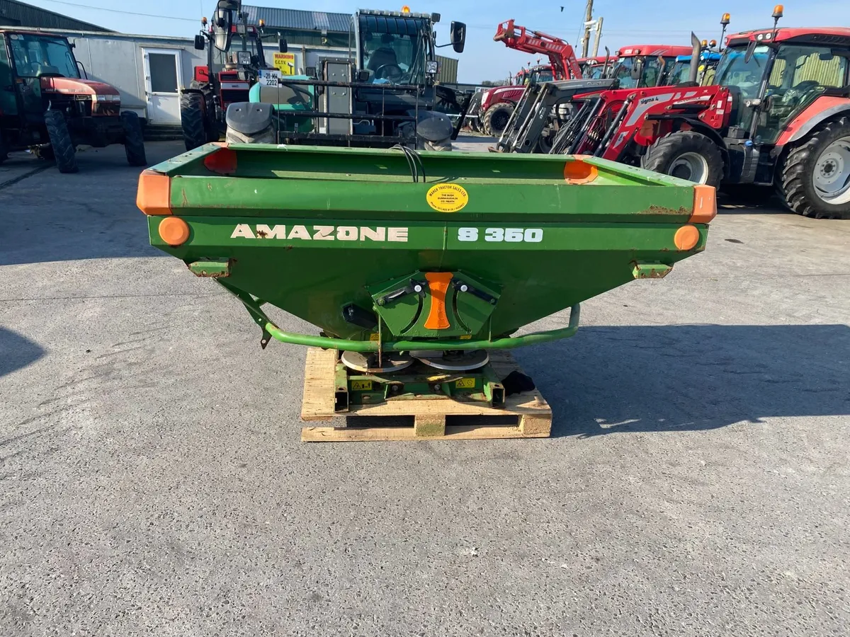 Used Amazone ZAX 902 fertilizer spreader - Image 1