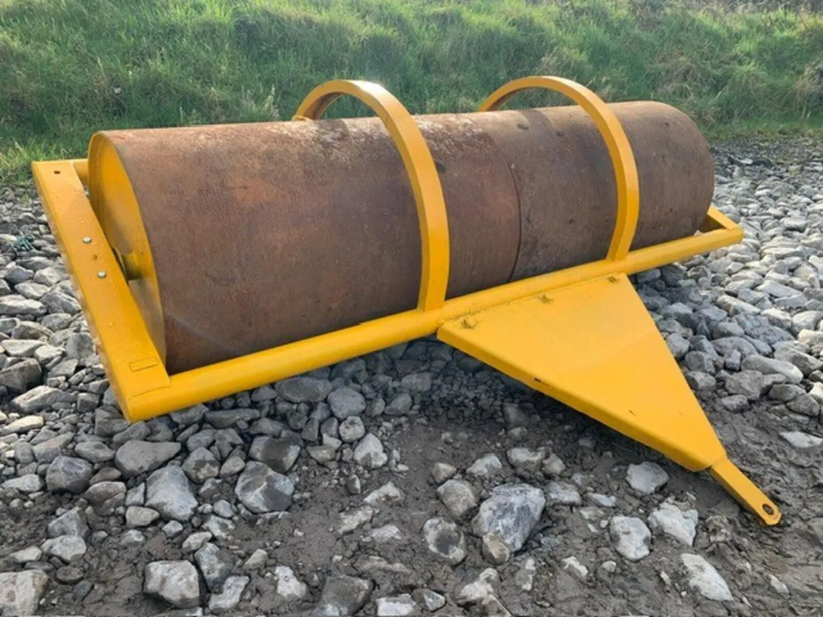 GRAYS 8' X 30" WATER FILLED ROLLS - Image 4