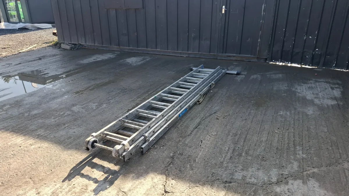 10ft Triple Ladder – Extendable Purpose Ladder - Image 3