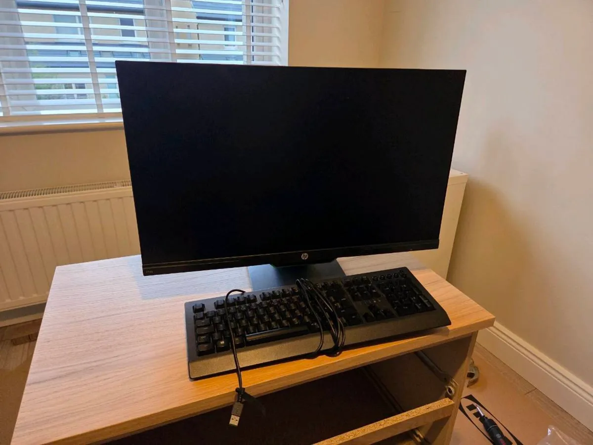 27 inch Gaming monitor + Razor keyboard and mouse - Image 1