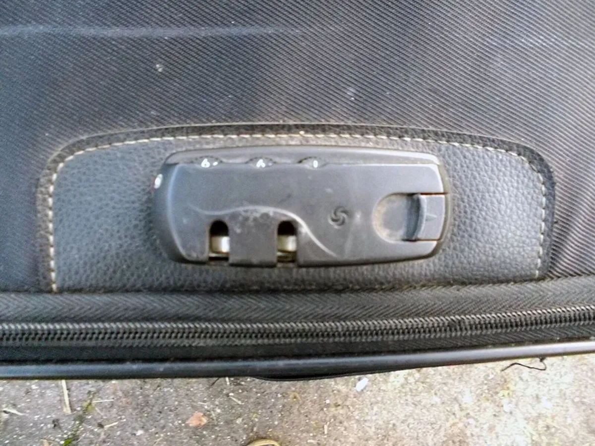 Large Samsonite Suitcase - Image 3