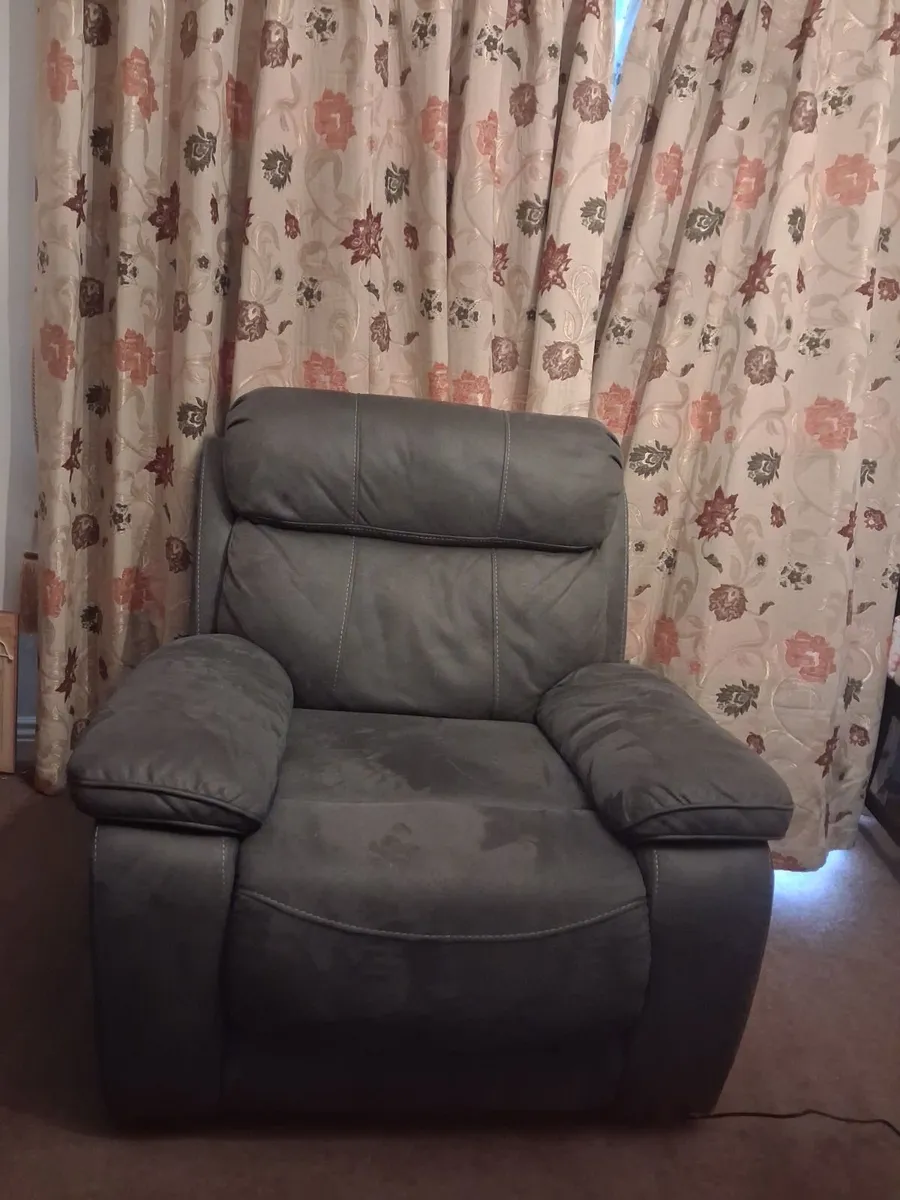 Electric recliner chair - Image 1