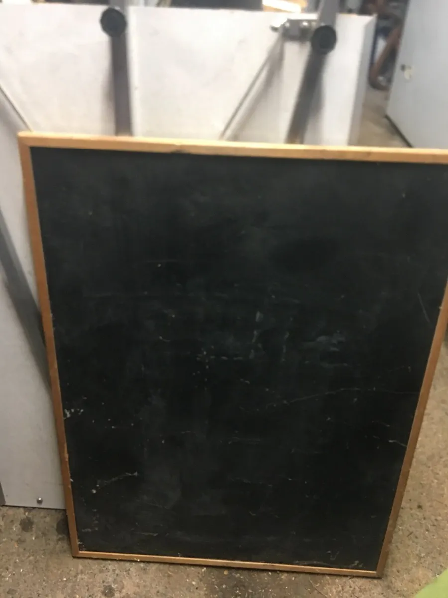 White board with legs and blackboard with no legs - Image 3