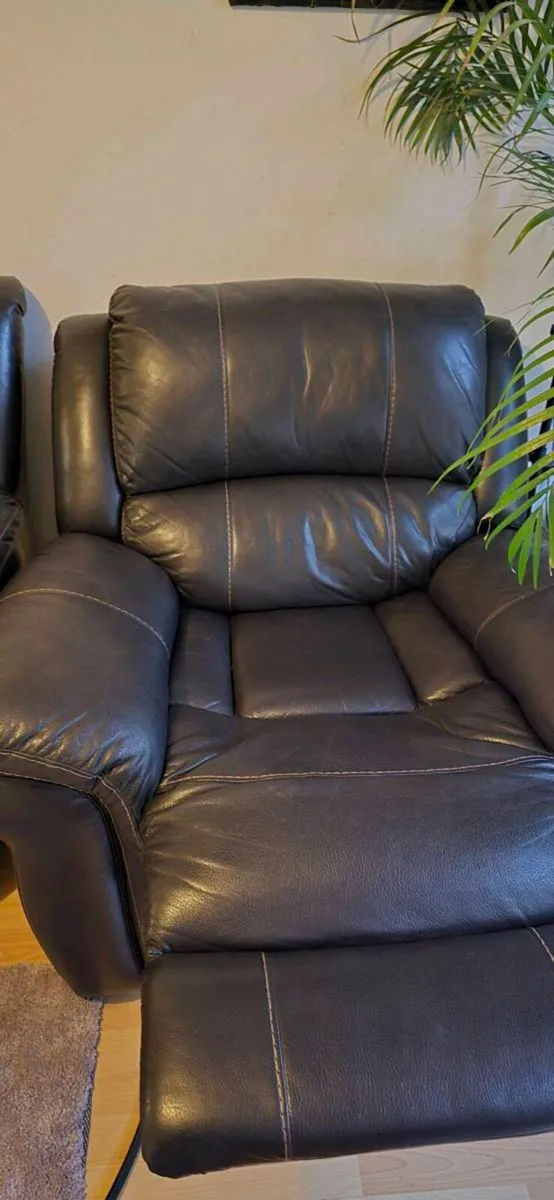 Reclining 3 seater leather sofa - Image 4