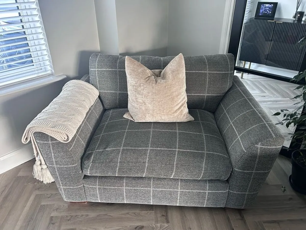 Beautiful 3 piece sofa - Image 3