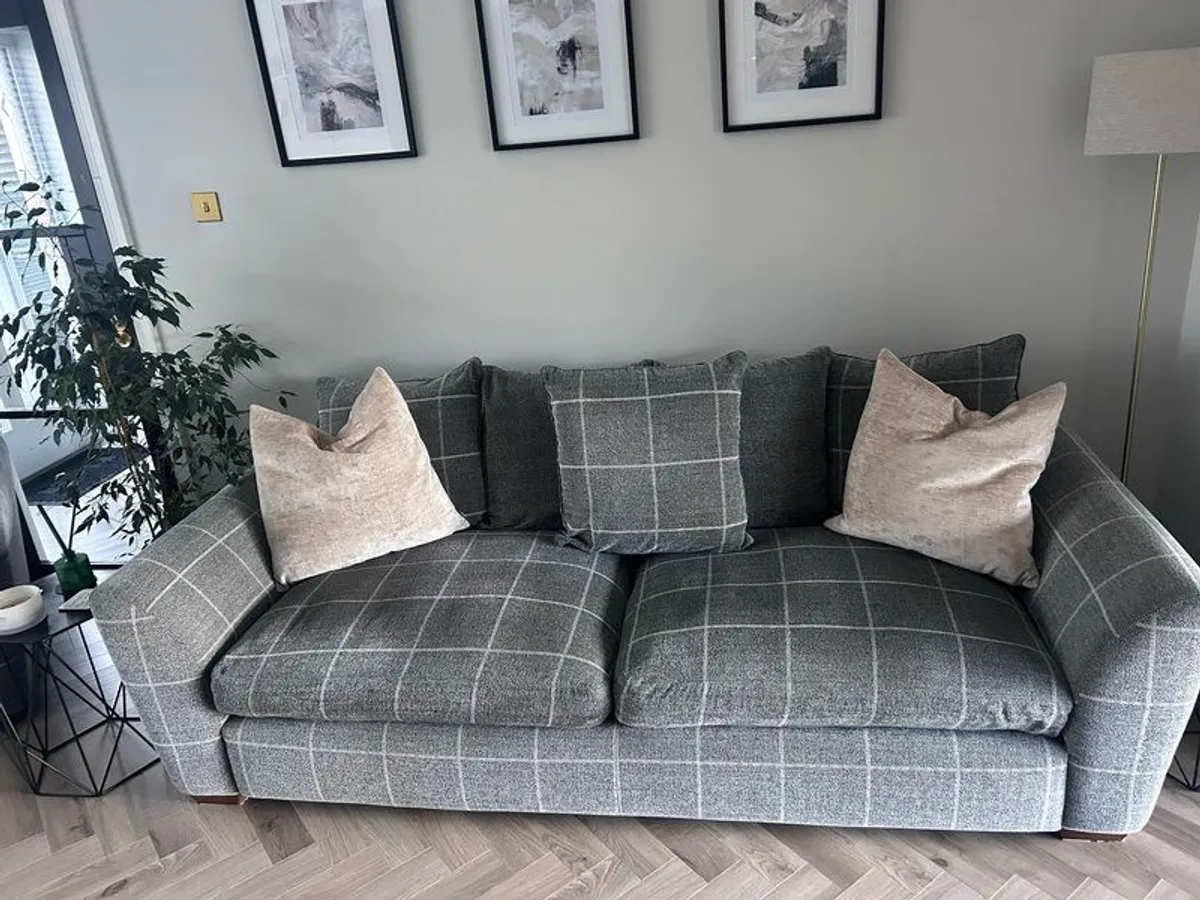 Beautiful 3 piece sofa - Image 1
