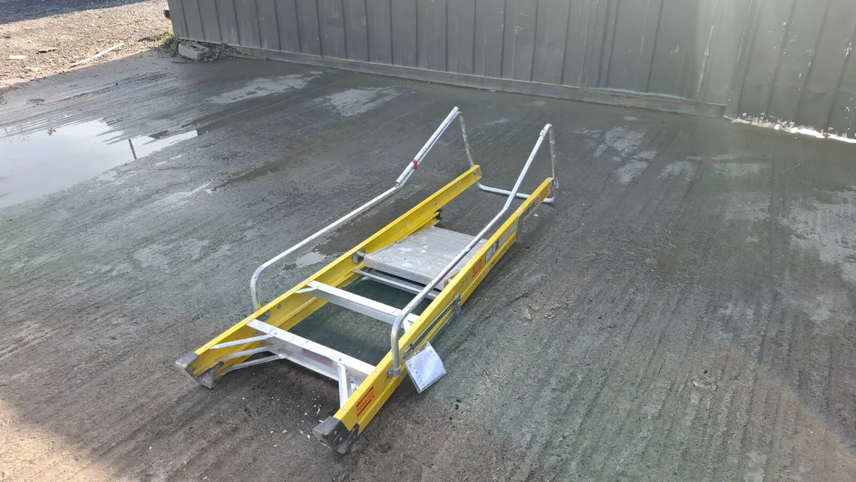 Fibreglass Platform Step Ladder – 2 Step - Image 3