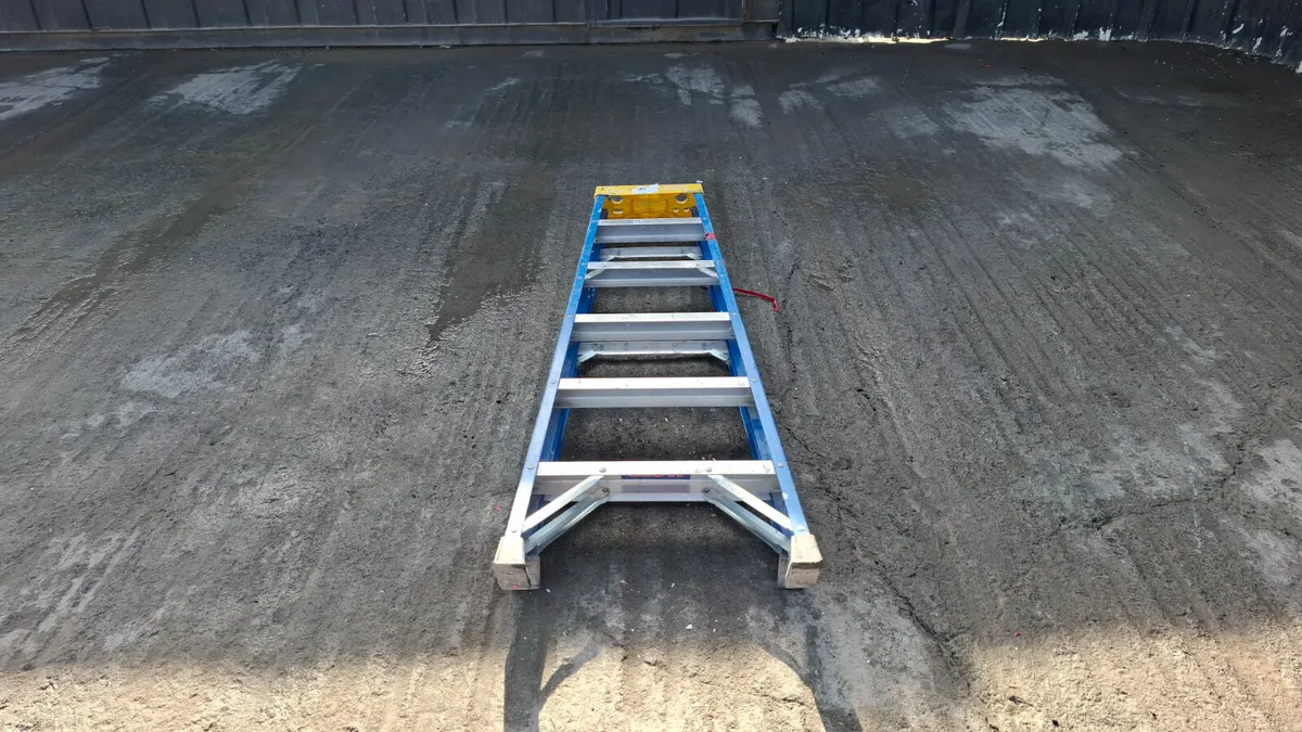 Fibreglass 6 Tread Step Ladder - Image 2
