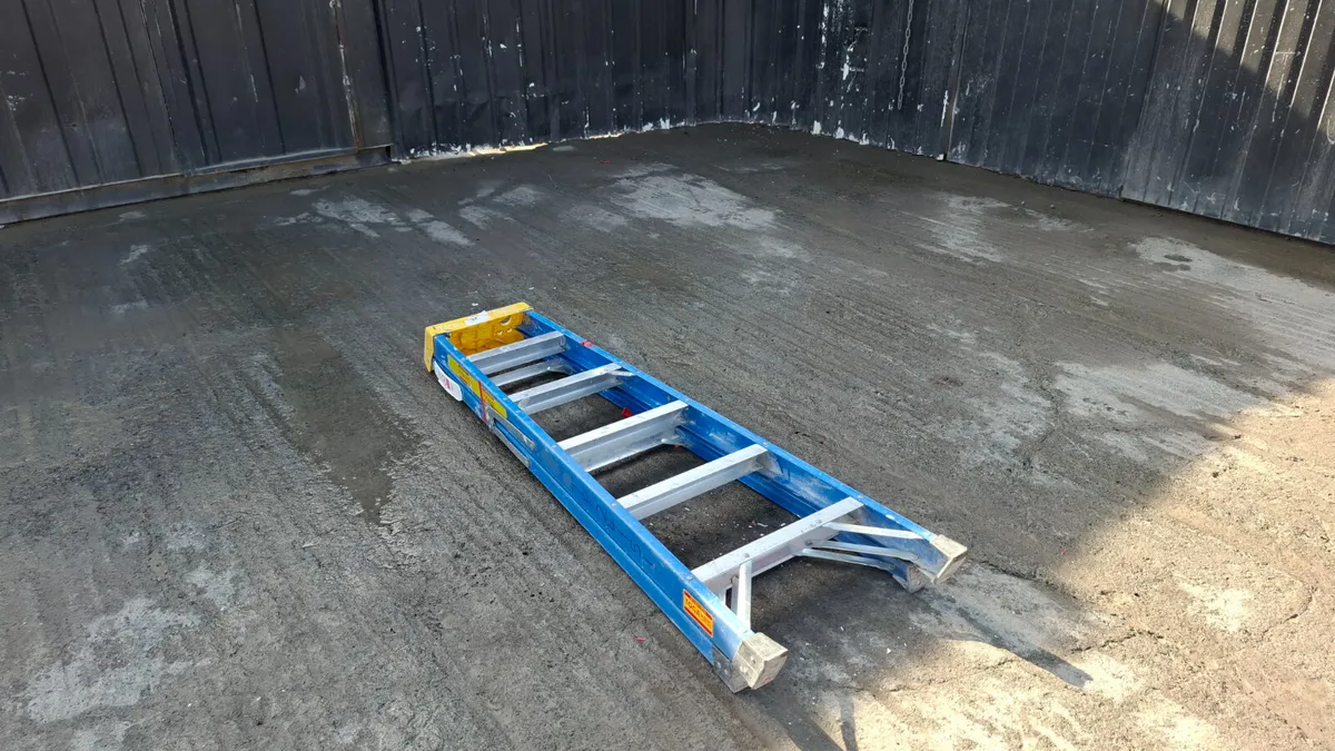 Fibreglass 6 Tread Step Ladder - Image 1