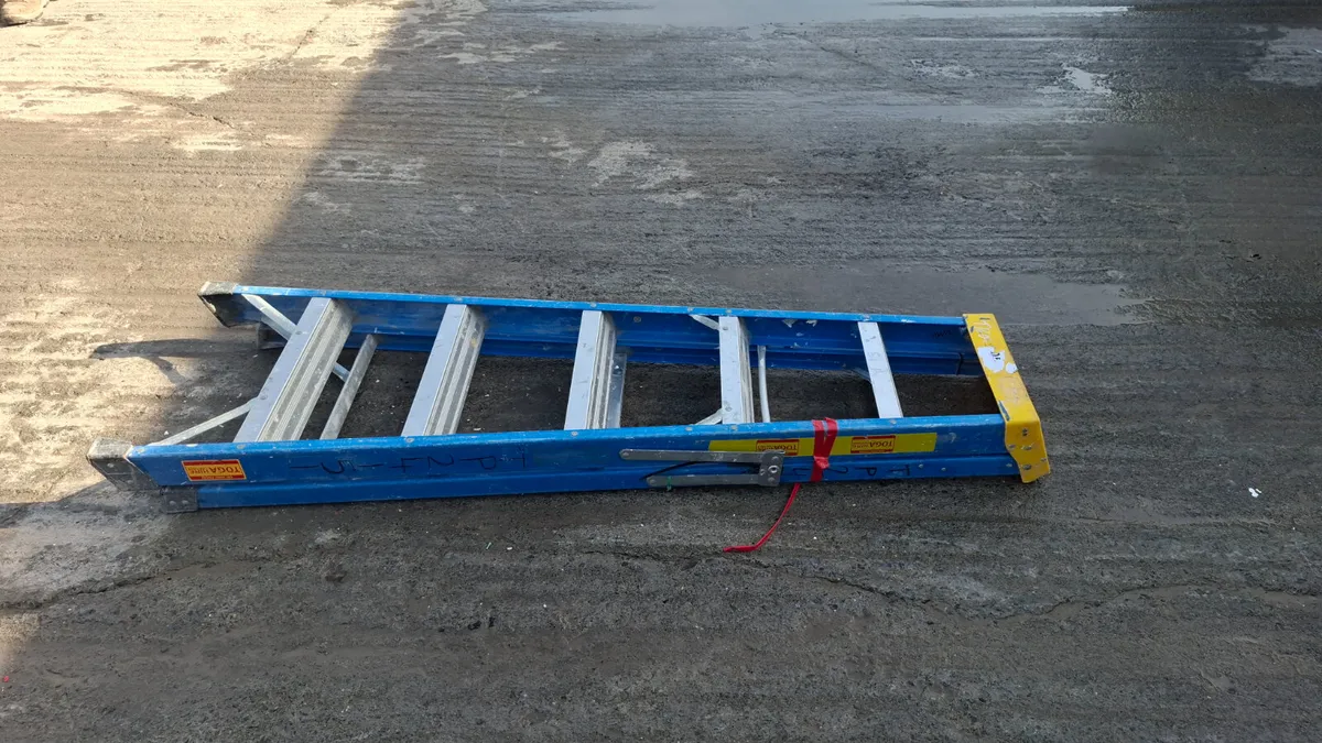 Fibreglass 6 Tread Step Ladder - Image 3