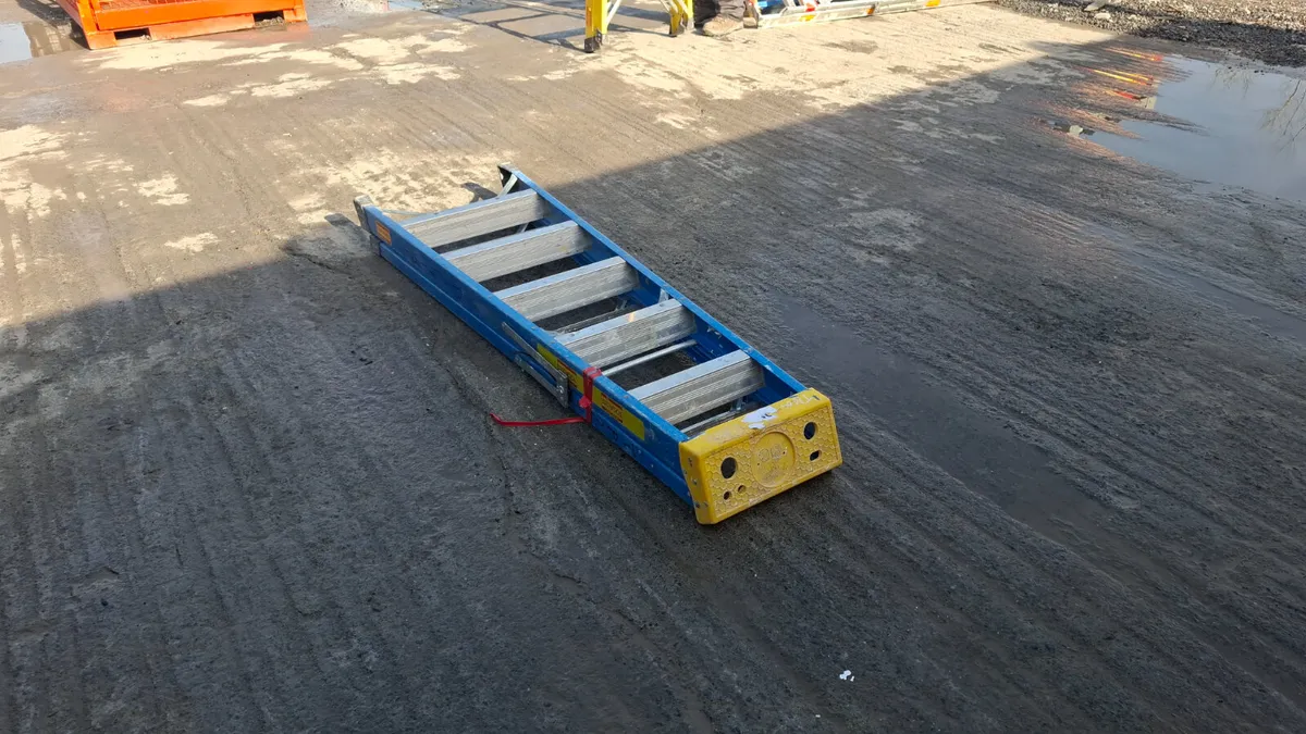 Fibreglass 6 Tread Step Ladder - Image 4