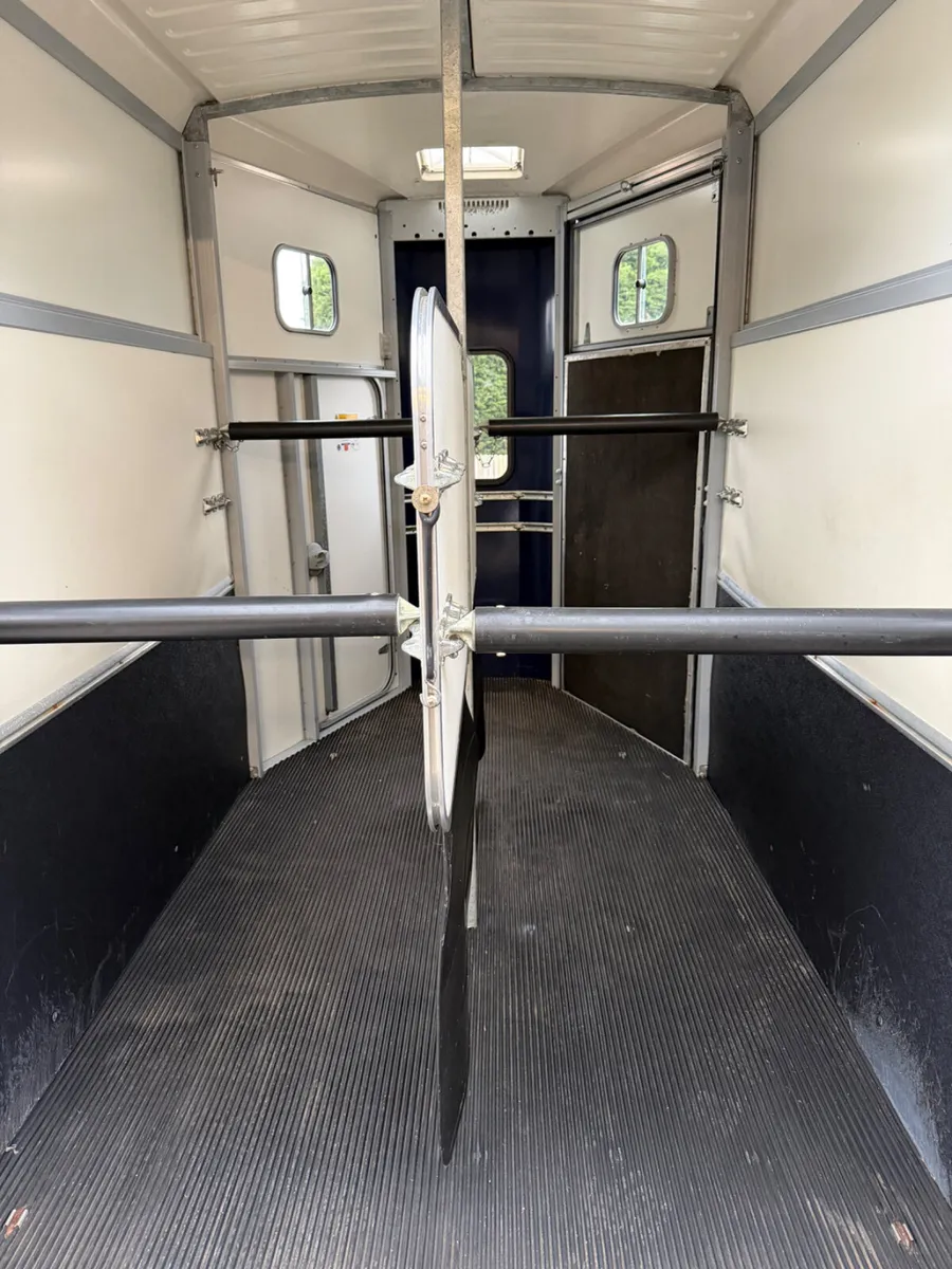 Ifor Williams horse box - Image 1