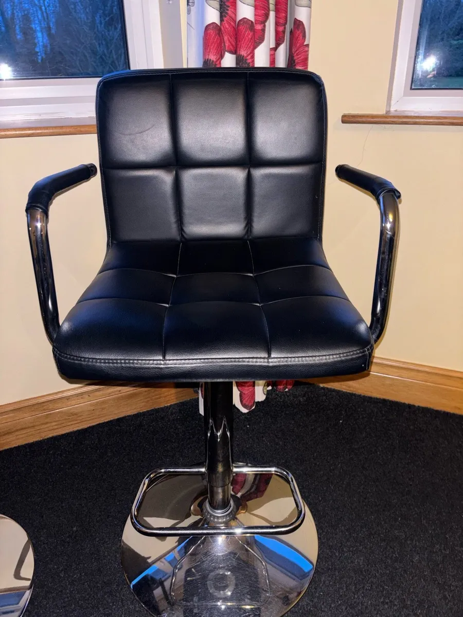 Kitchen stools and coffee table - Image 2