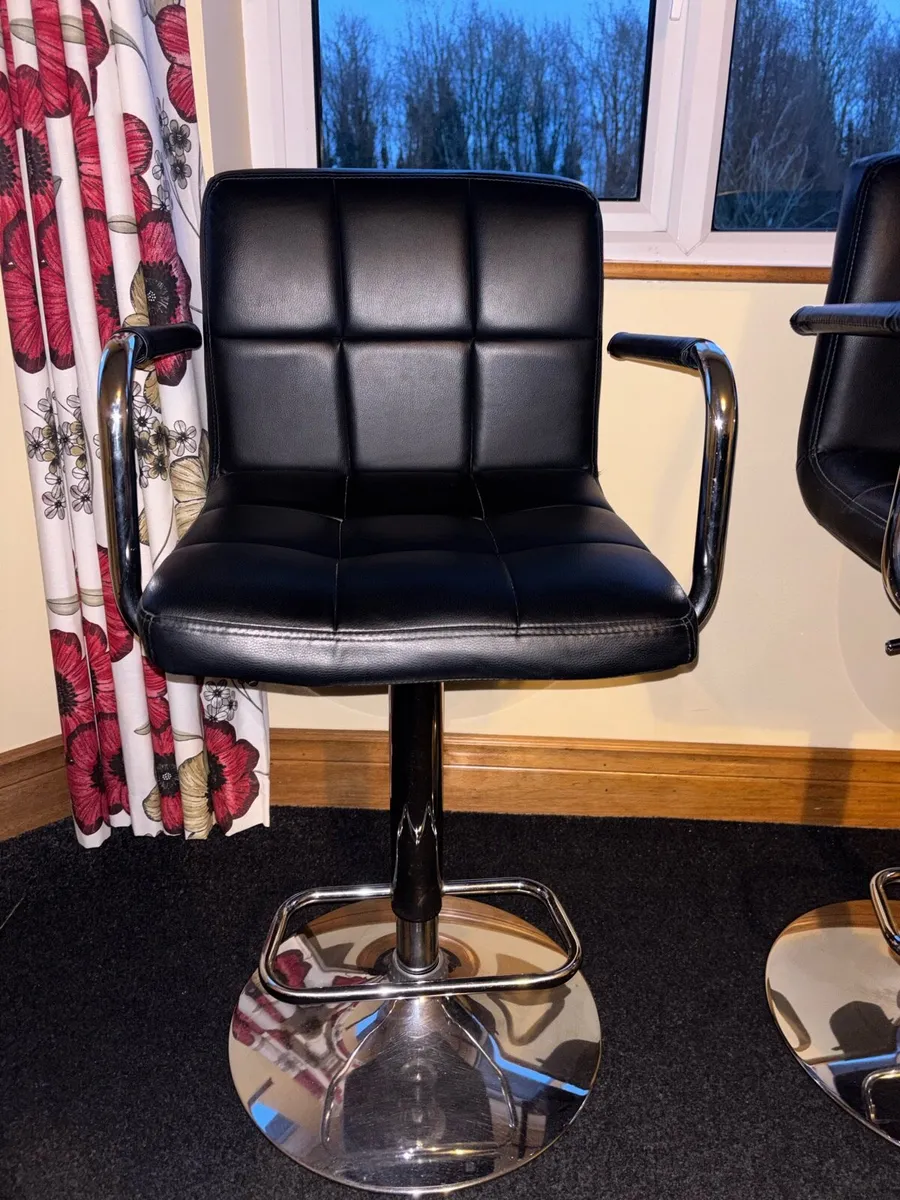 Kitchen stools and coffee table - Image 4