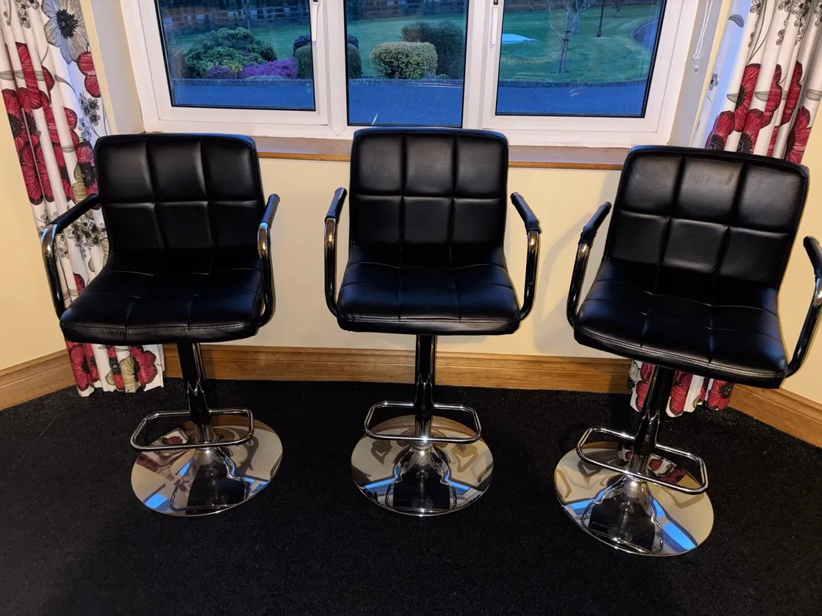 Kitchen stools and coffee table - Image 1