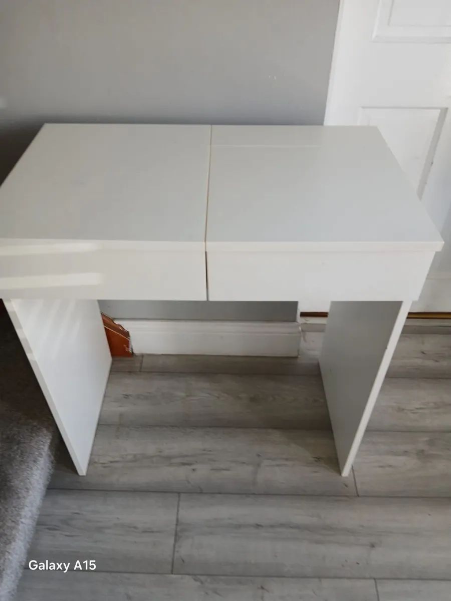 Makeup desk - Image 1