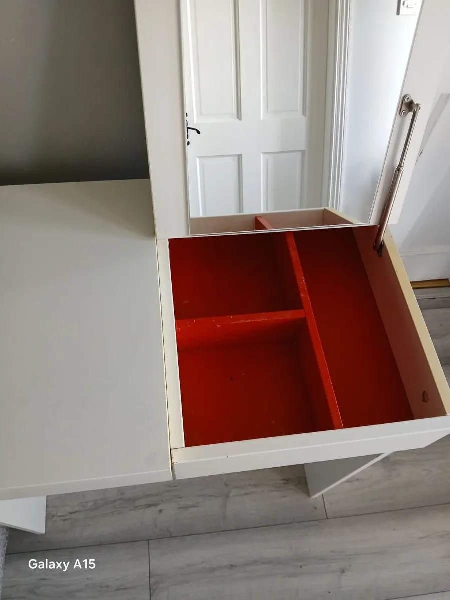 Makeup desk - Image 2