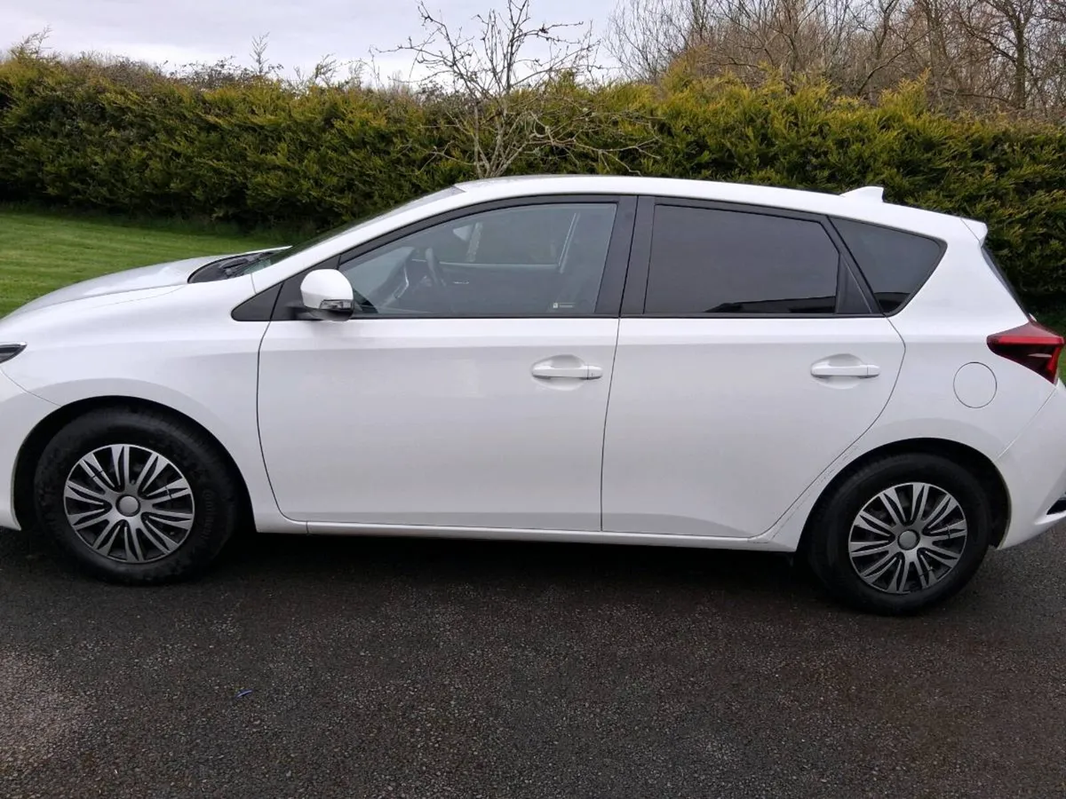 2017 Toyota auris terra van tax doe 197km - Image 3