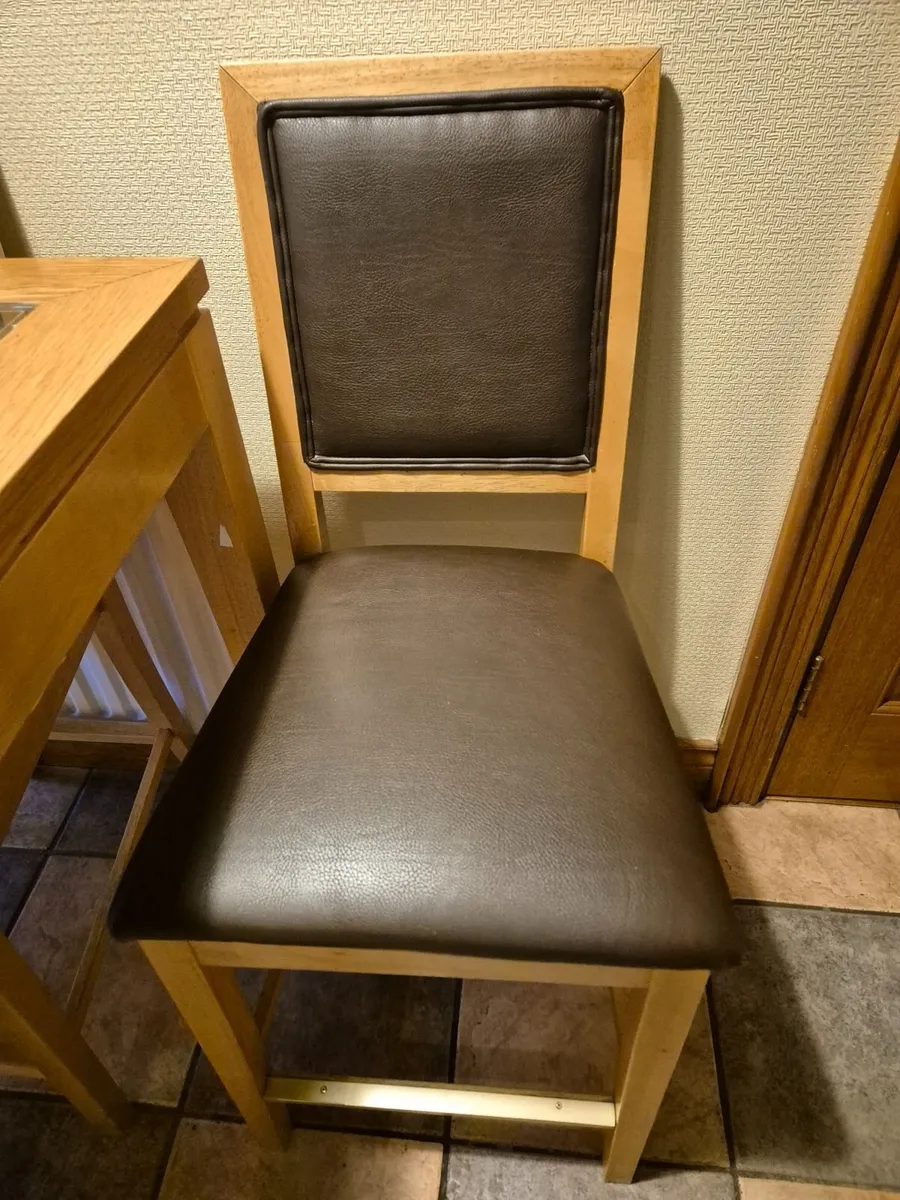 Table & chairs - Image 1