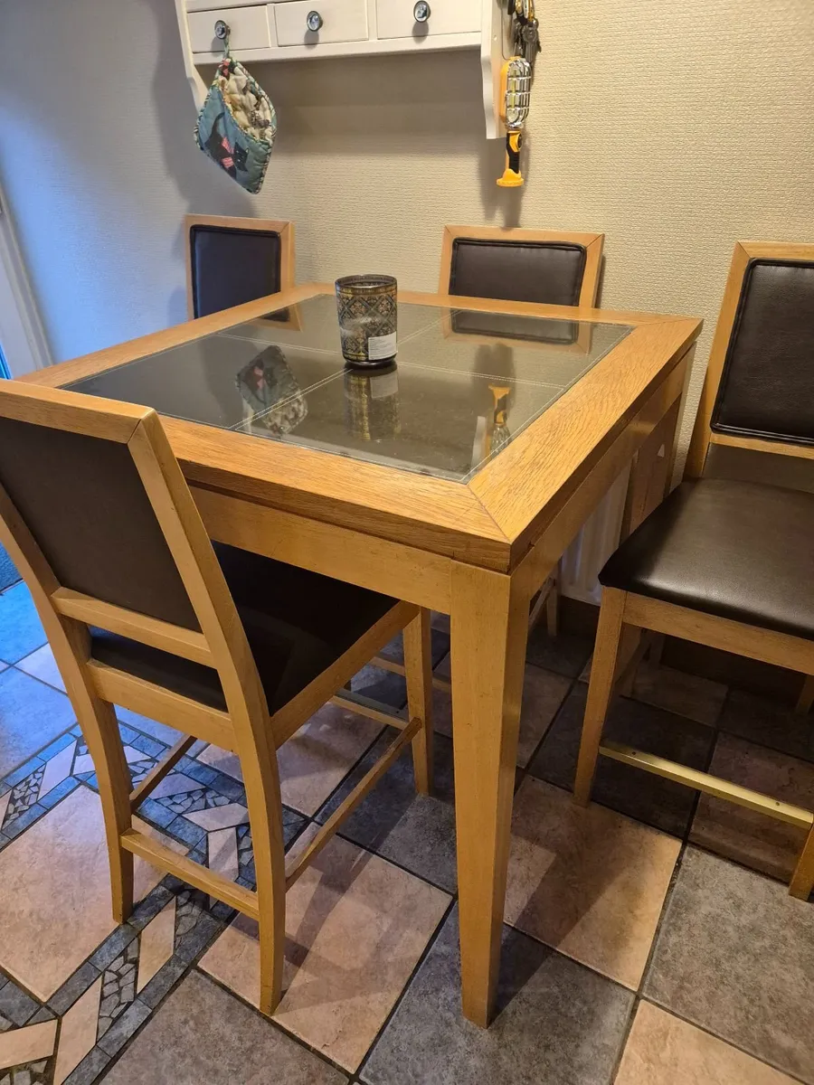 Table & chairs - Image 3