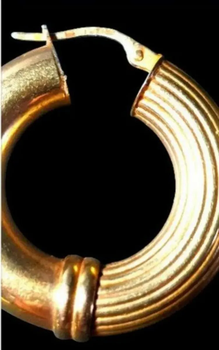 Vintage 9ct Gold Hallmarked Chunky Earrings - Image 3