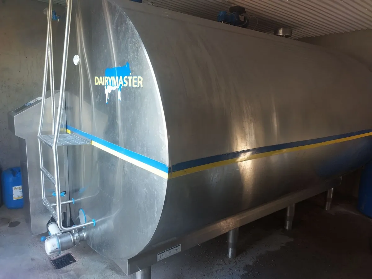 10 unit Dairymaster milking parlour + bulk tank - Image 2