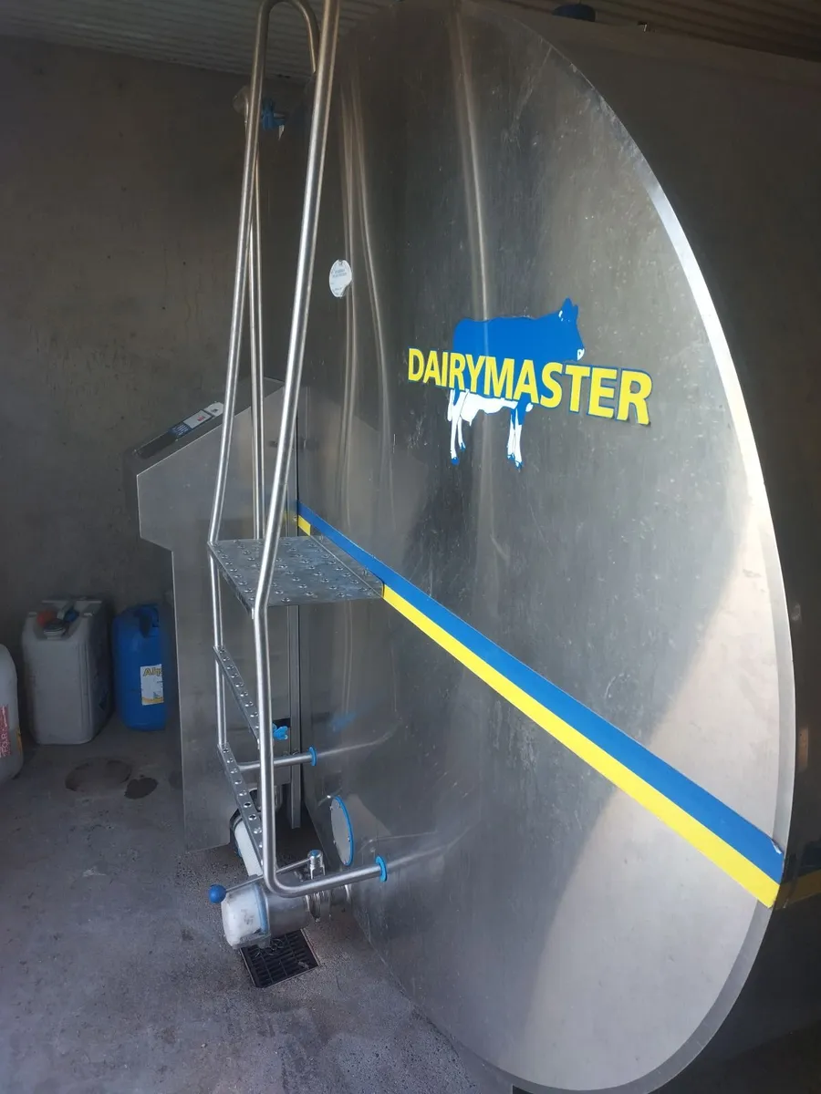 10 unit Dairymaster milking parlour + bulk tank - Image 3