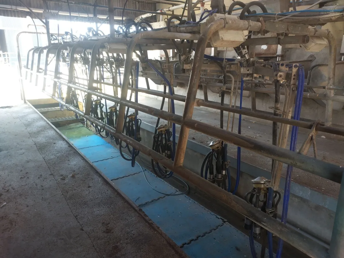 10 unit Dairymaster milking parlour + bulk tank - Image 1
