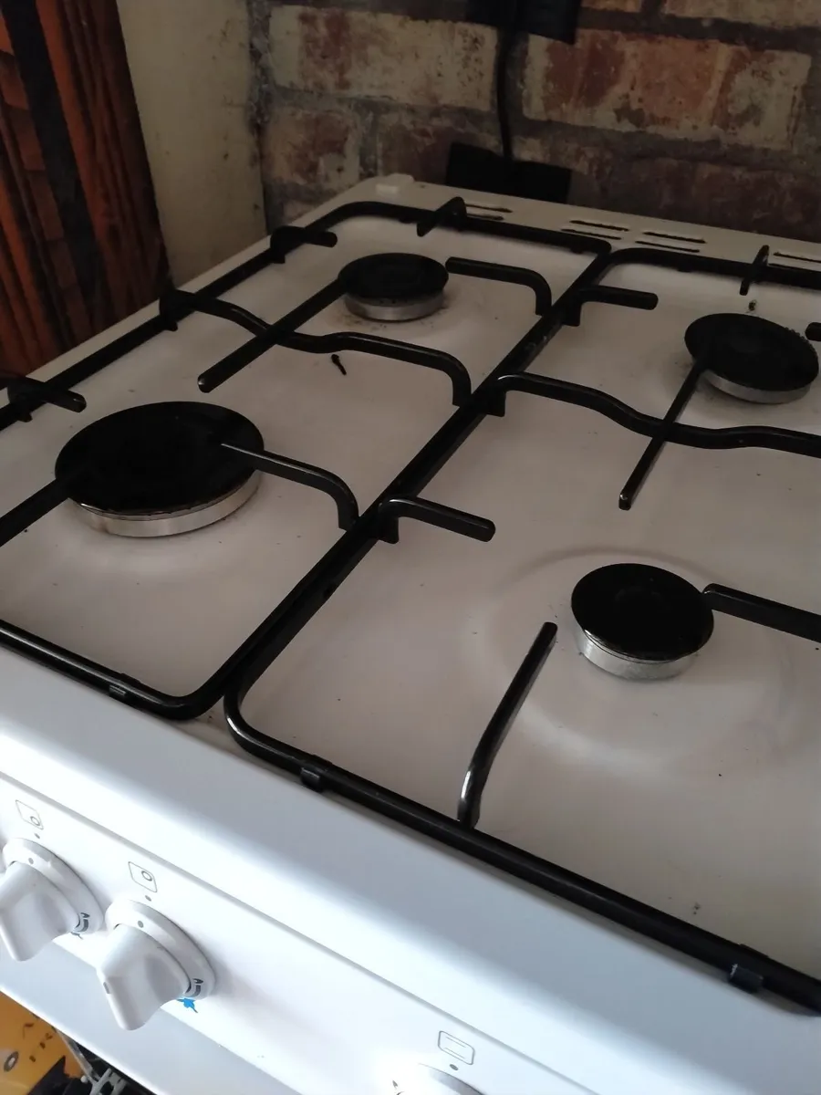 Gas cooker, hardly used - Image 2
