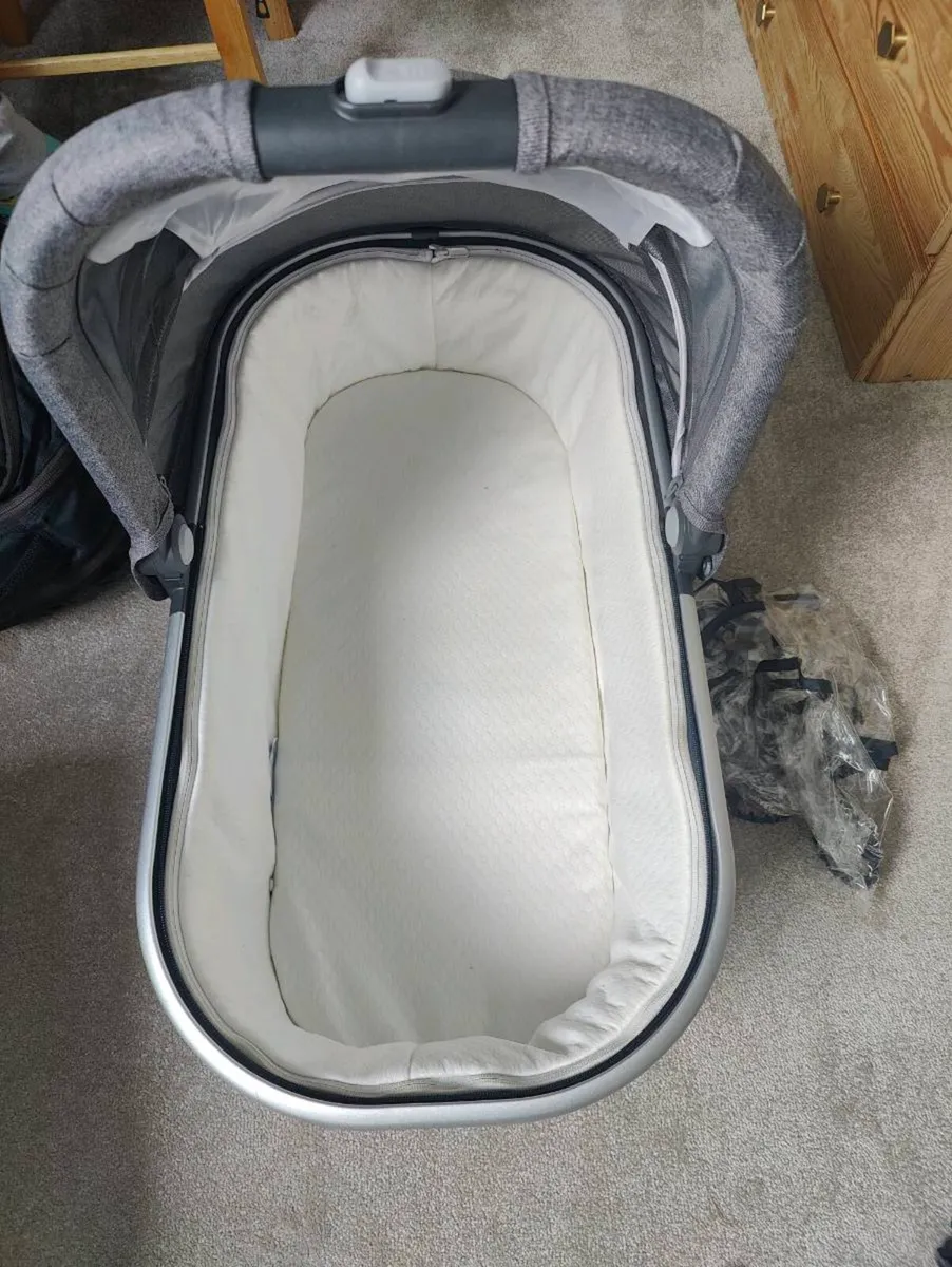 Uppababy Vista V2 and Cybex Cloud Z Carseat & base - Image 4