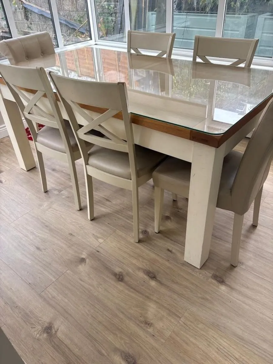 Dining table & 6 matching chairs - Image 1