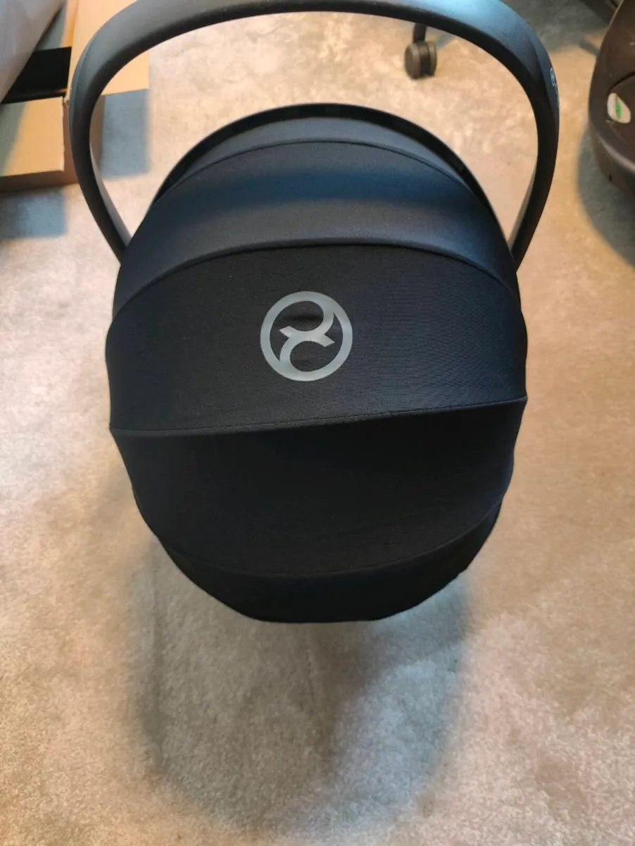 Cybex Cloud z carseat and rotating base - Image 2