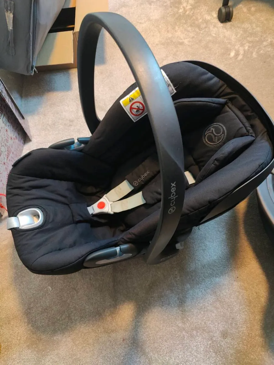 Cybex Cloud z carseat and rotating base - Image 3