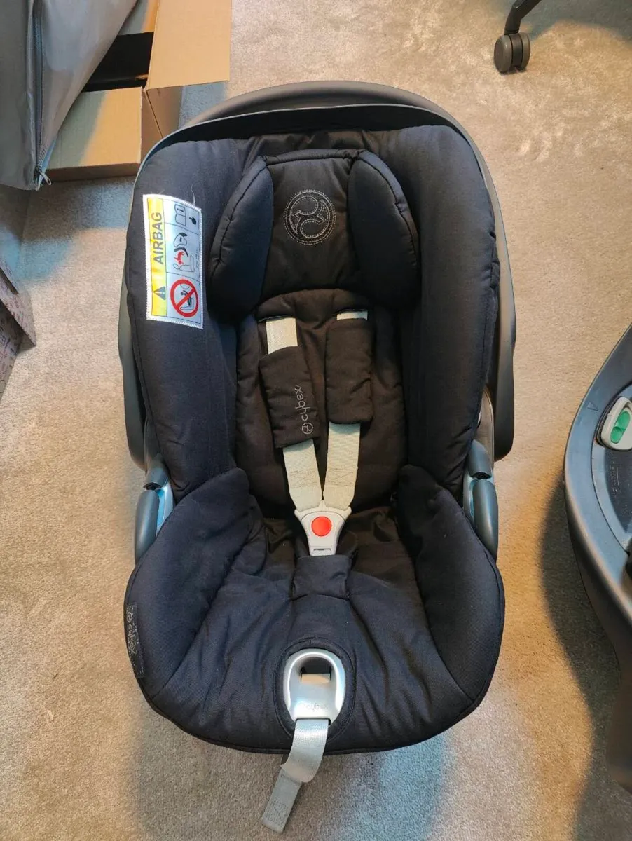 Cybex Cloud z carseat and rotating base - Image 4