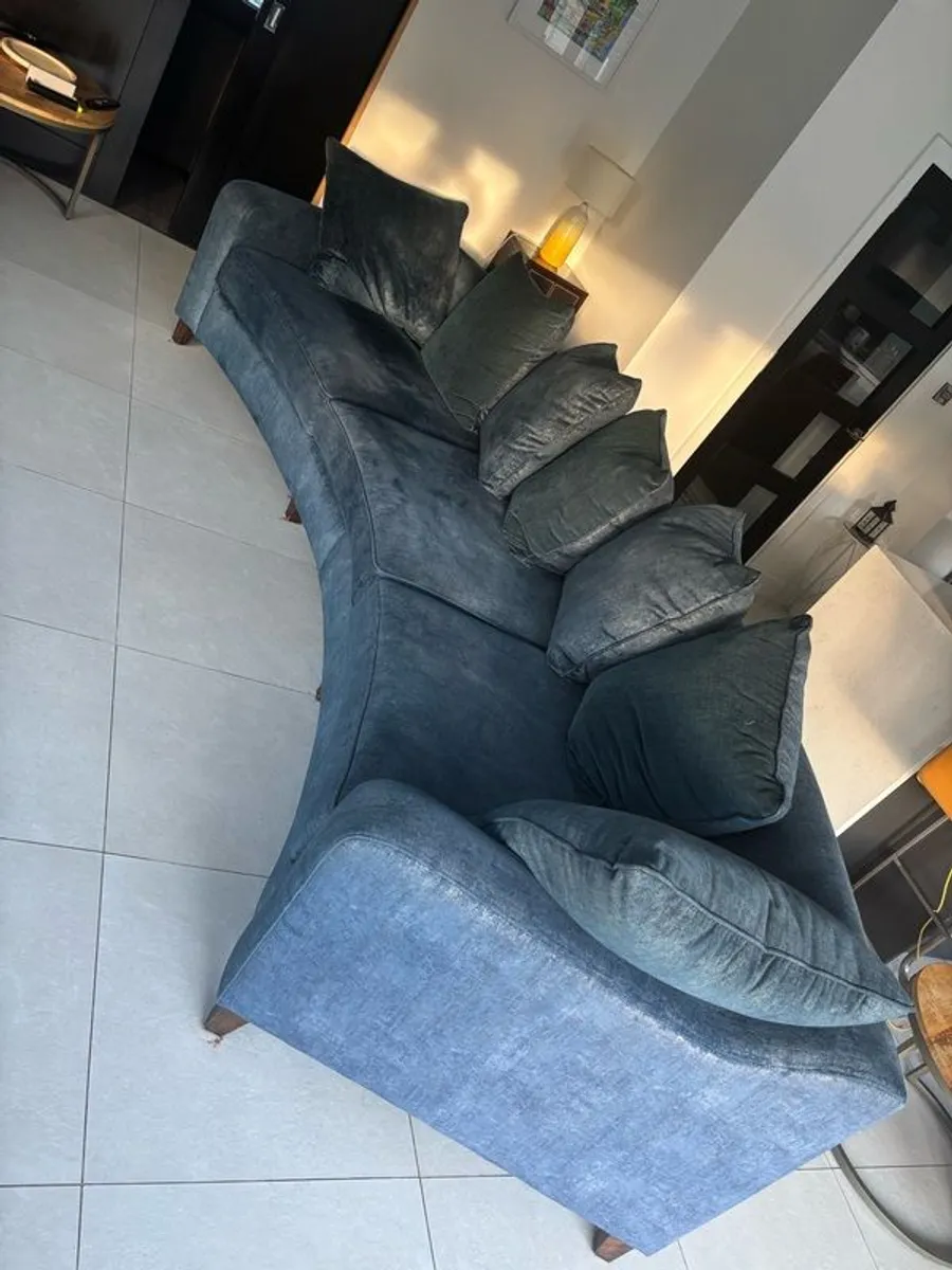 Pair of curved bespoke sofas - Image 2