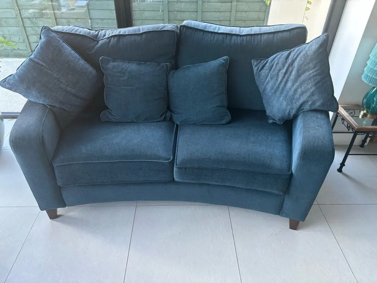 Pair of curved bespoke sofas - Image 4