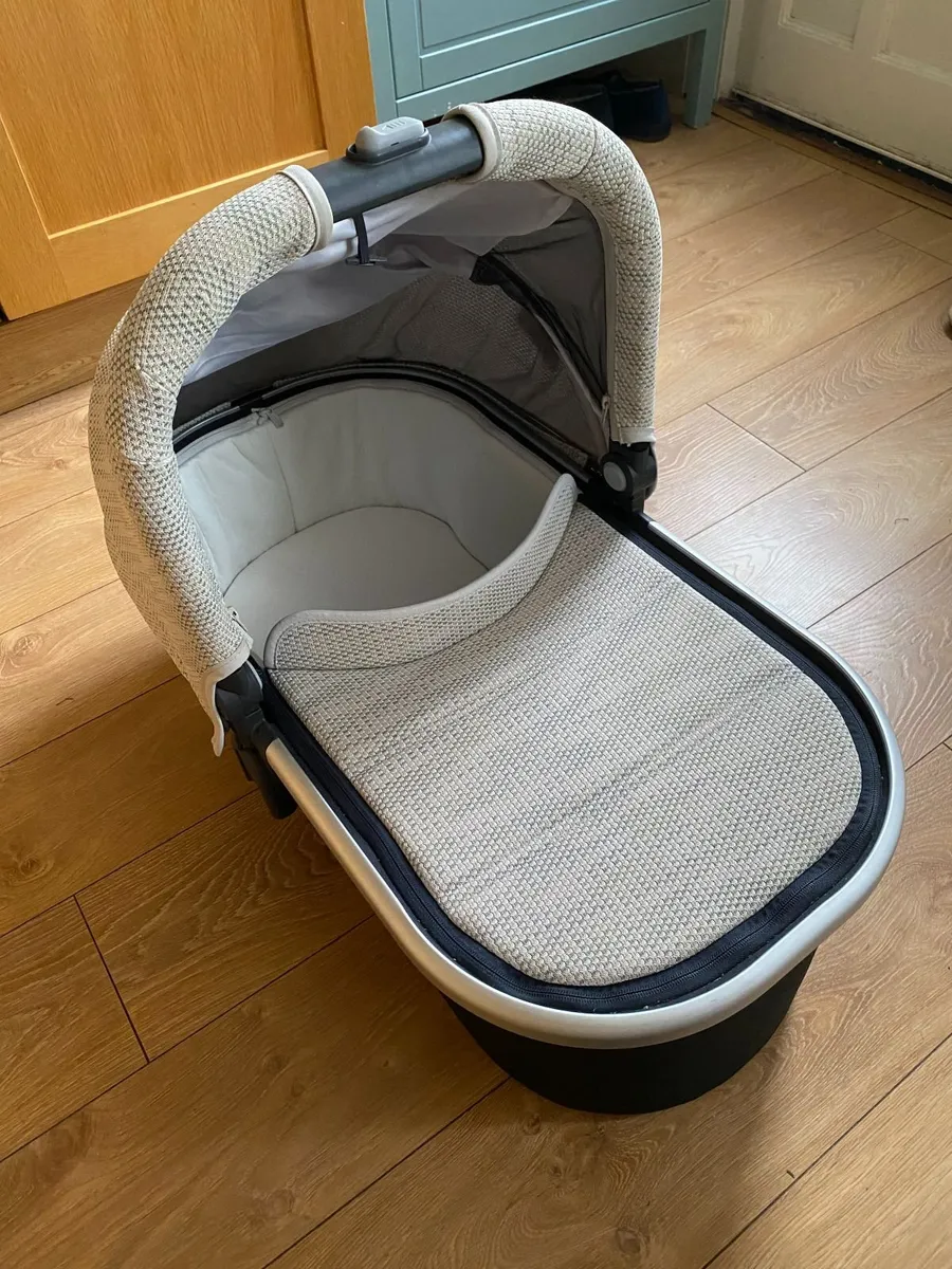 Uppababy Vista V2 Frame & Bassinet - Image 2