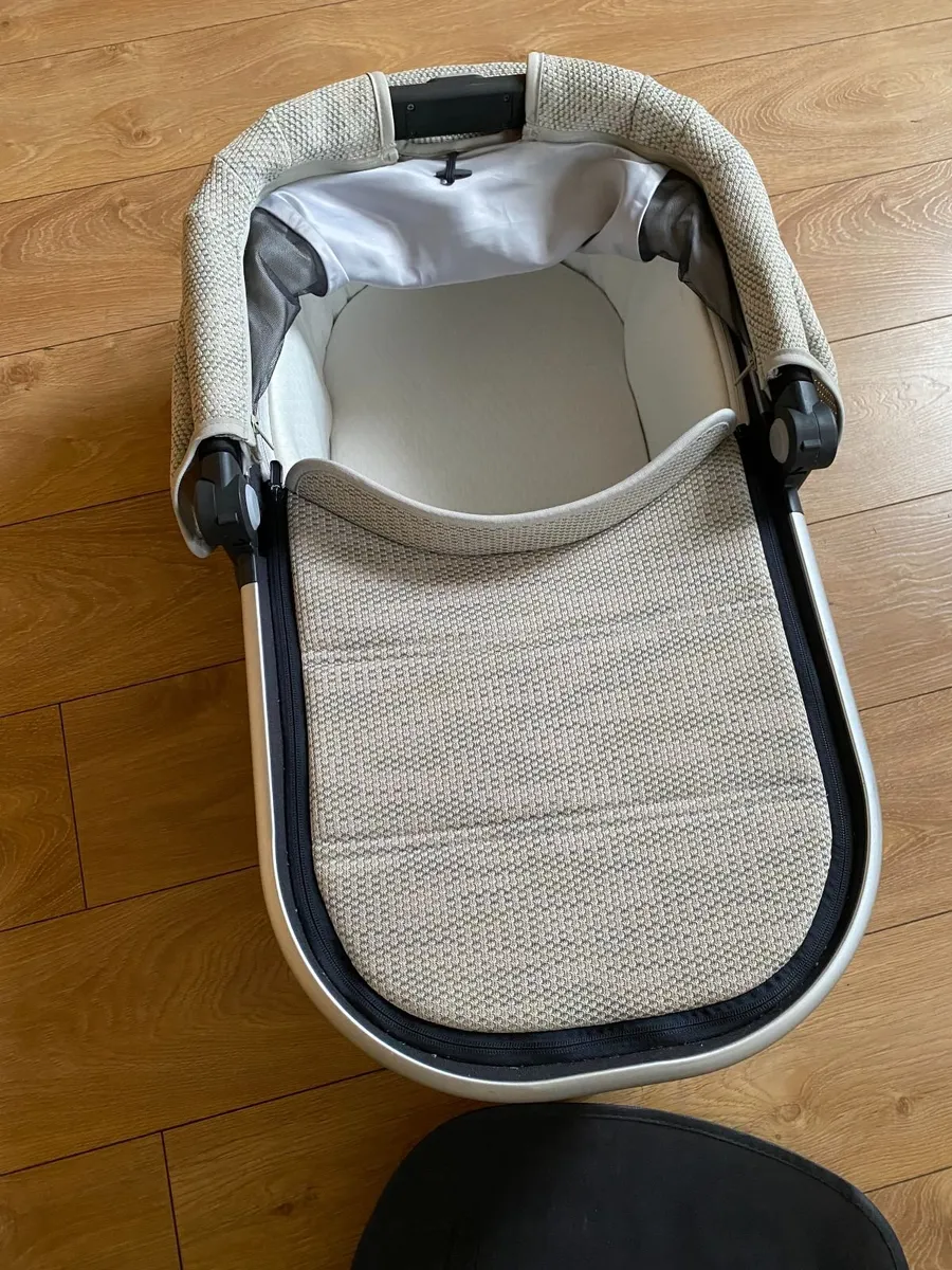 Uppababy Vista V2 Frame & Bassinet - Image 3