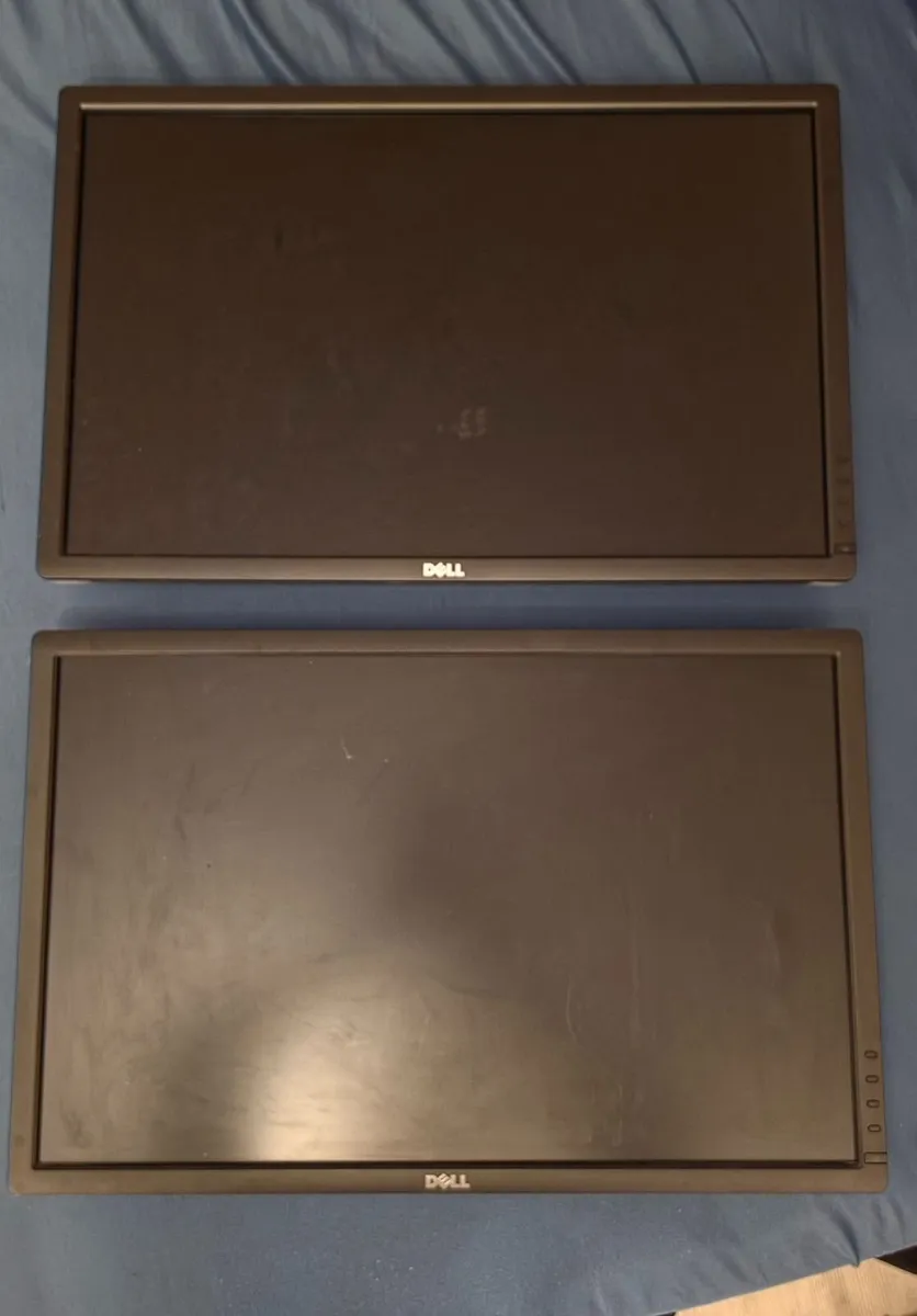 2x Dell UltraSharp 24” Monitors (U2412M)