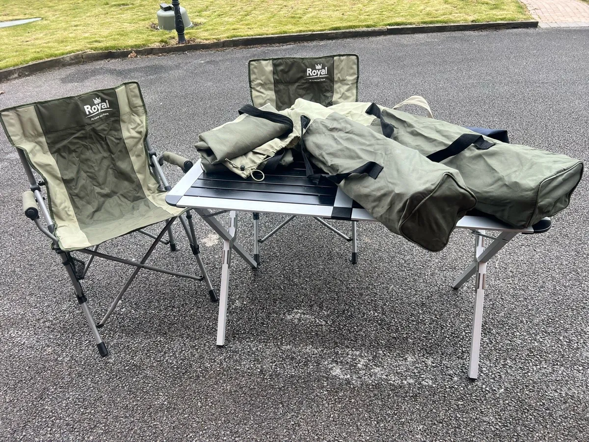 4 camping chairs and table - Image 1